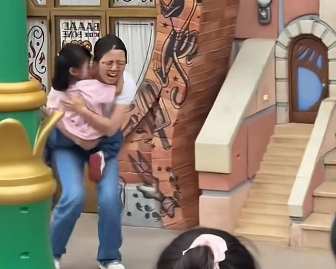 ！兔帽女是否打小孩成最大争议迪士尼情侣现身医院伤势成疑(图5)