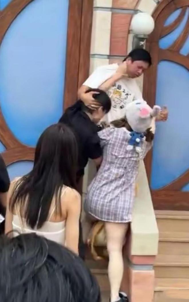 ！兔帽女是否打小孩成最大争议迪士尼情侣现身医院伤势成疑(图8)