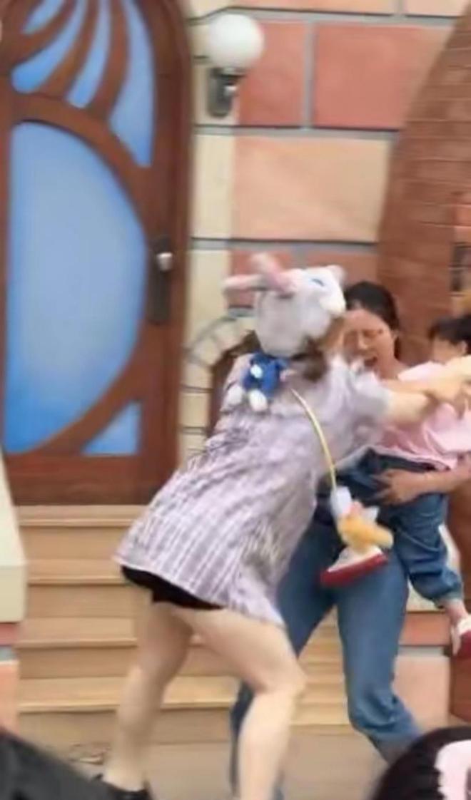 ！兔帽女是否打小孩成最大争议迪士尼情侣现身医院伤势成疑(图11)